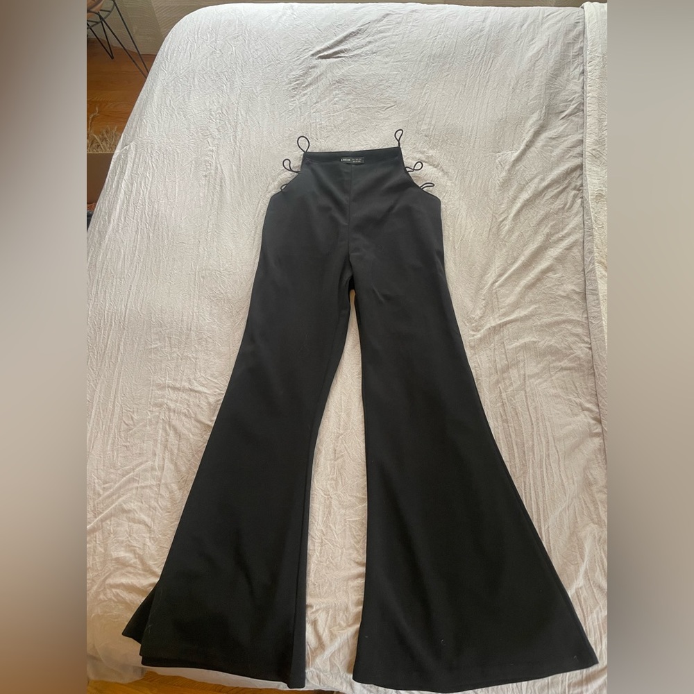 Wide leg going out pants with cut outs on hips